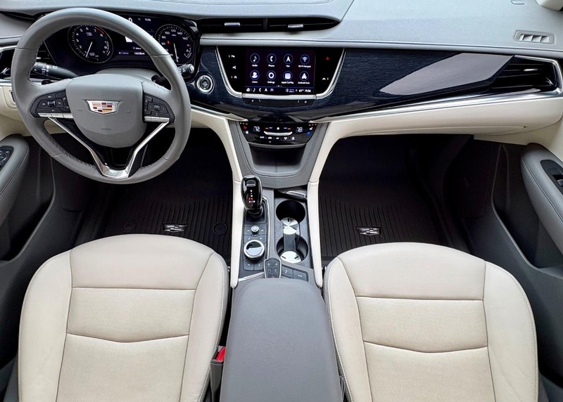 Cadillac XT6 Vehicle Full-screen Gallery Image 16