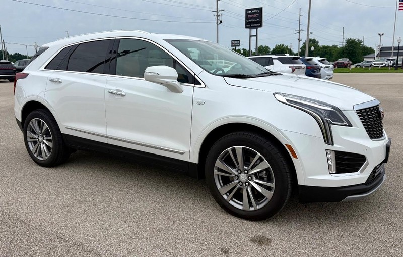 Cadillac XT5 Vehicle Full-screen Gallery Image 02