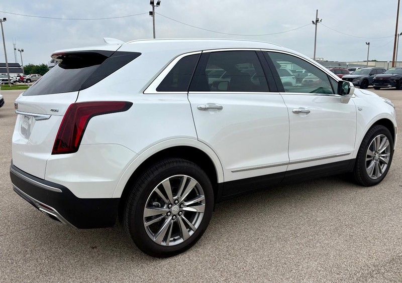 Cadillac XT5 Vehicle Full-screen Gallery Image 03