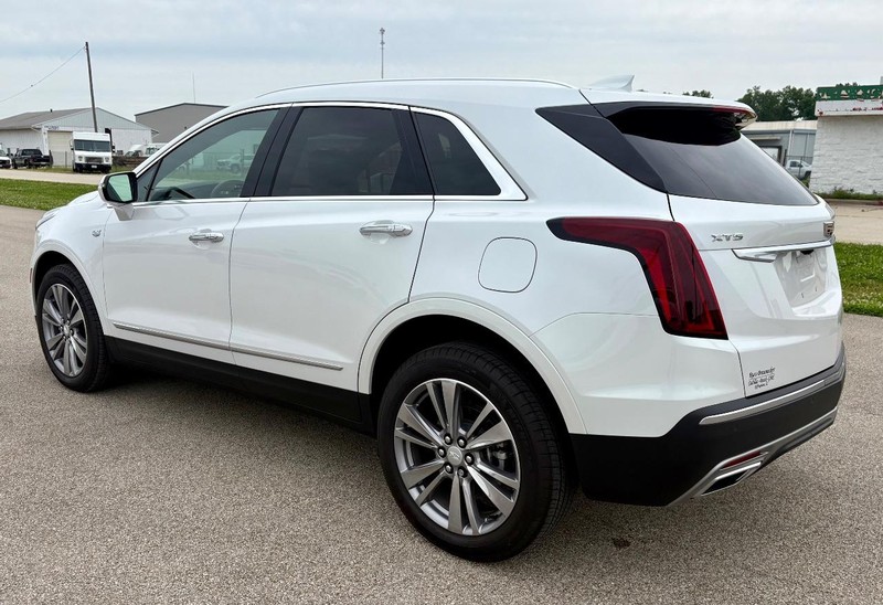 Cadillac XT5 Vehicle Full-screen Gallery Image 06