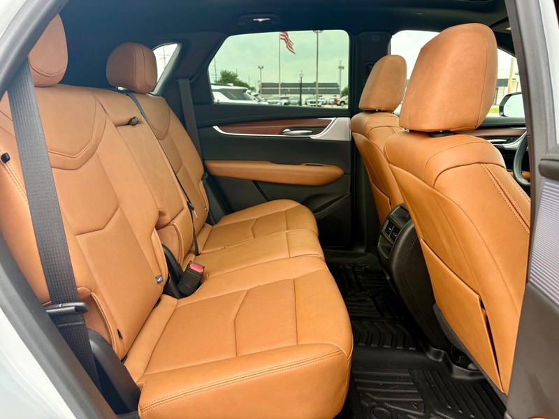 Cadillac XT5 Vehicle Full-screen Gallery Image 11