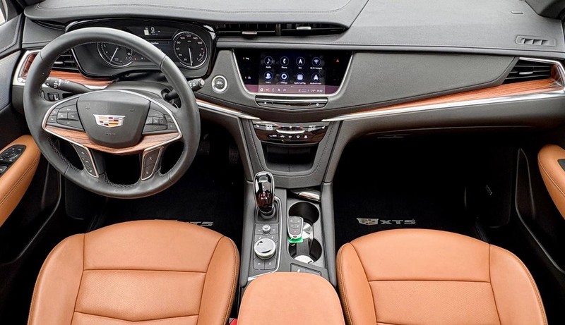 Cadillac XT5 Vehicle Full-screen Gallery Image 13
