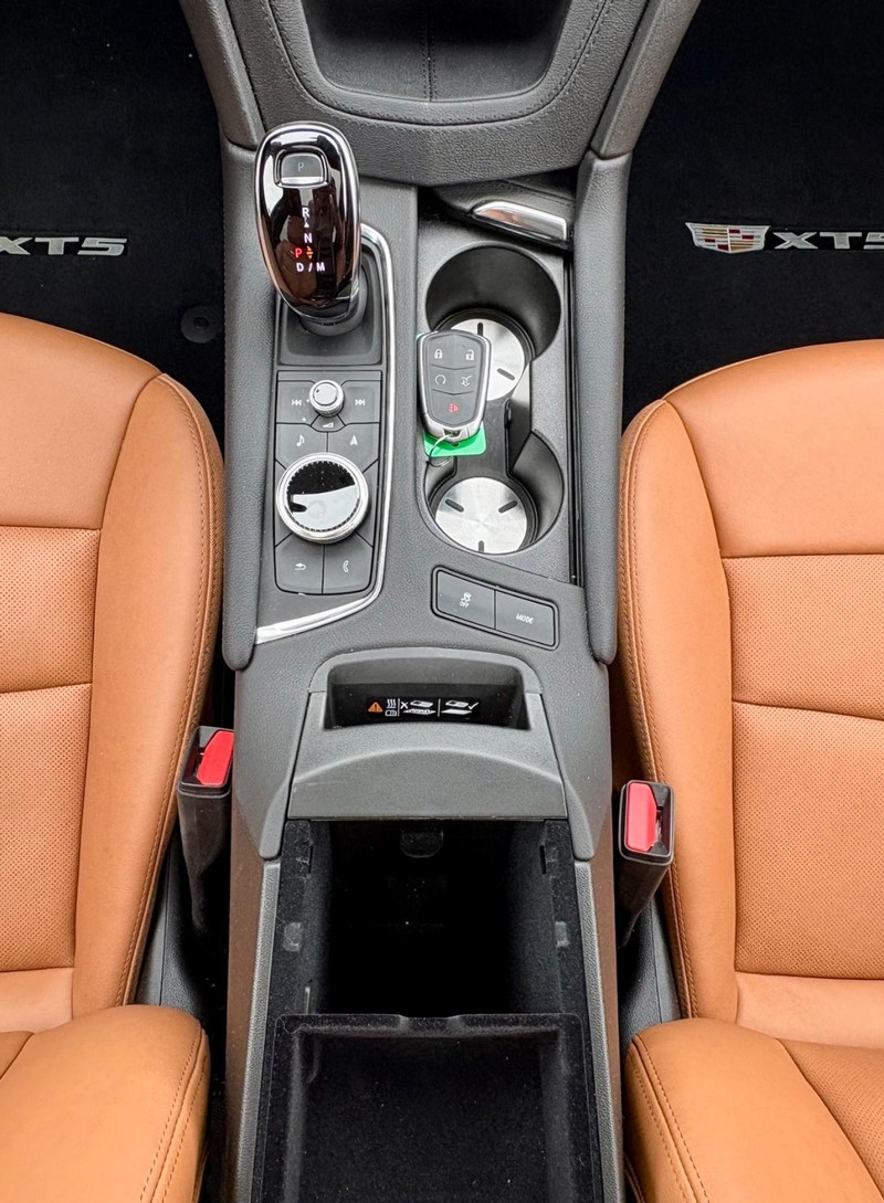 Cadillac XT5 Vehicle Full-screen Gallery Image 14