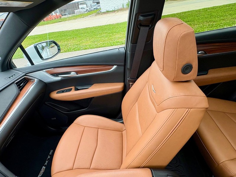 Cadillac XT5 Vehicle Full-screen Gallery Image 15