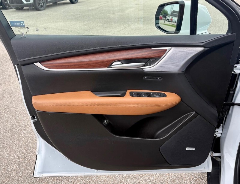 Cadillac XT5 Vehicle Full-screen Gallery Image 16