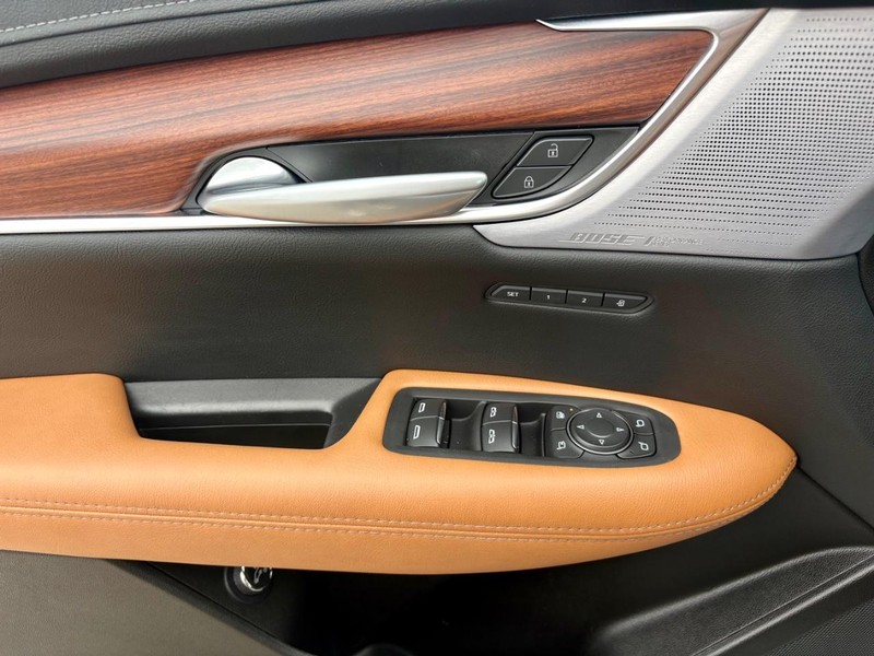 Cadillac XT5 Vehicle Full-screen Gallery Image 17