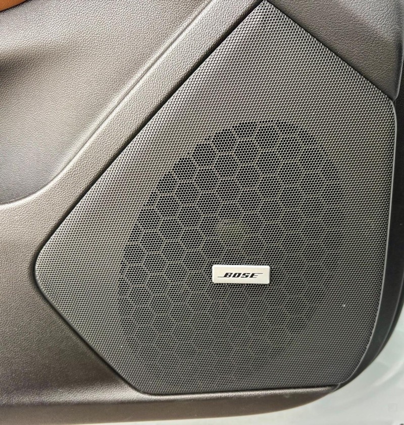 Cadillac XT5 Vehicle Full-screen Gallery Image 18