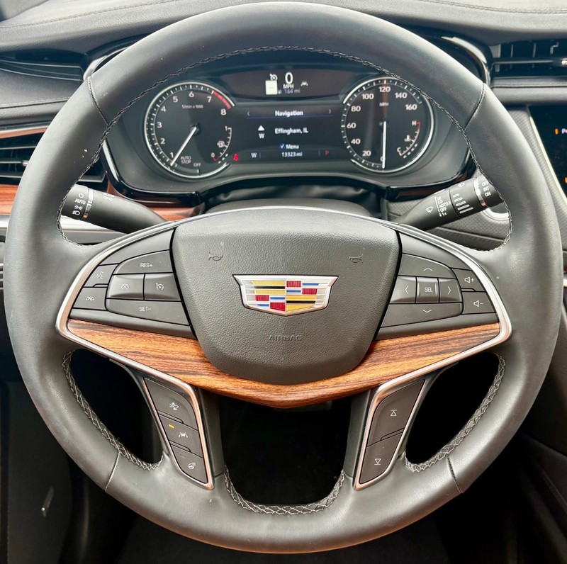 Cadillac XT5 Vehicle Full-screen Gallery Image 20