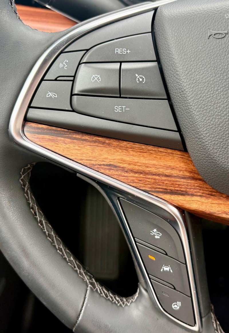 Cadillac XT5 Vehicle Full-screen Gallery Image 21