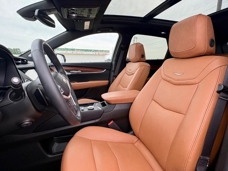 Cadillac XT5 Vehicle Full-screen Gallery Image 32
