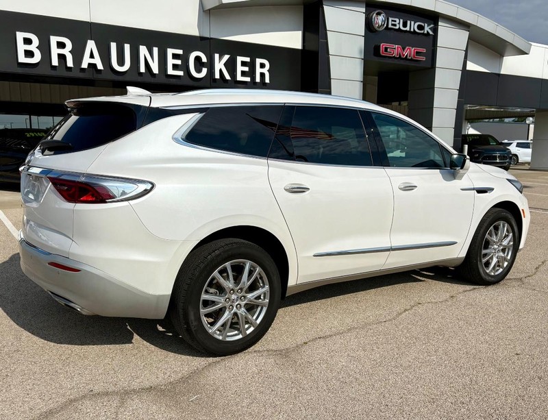 Buick Enclave Vehicle Full-screen Gallery Image 03