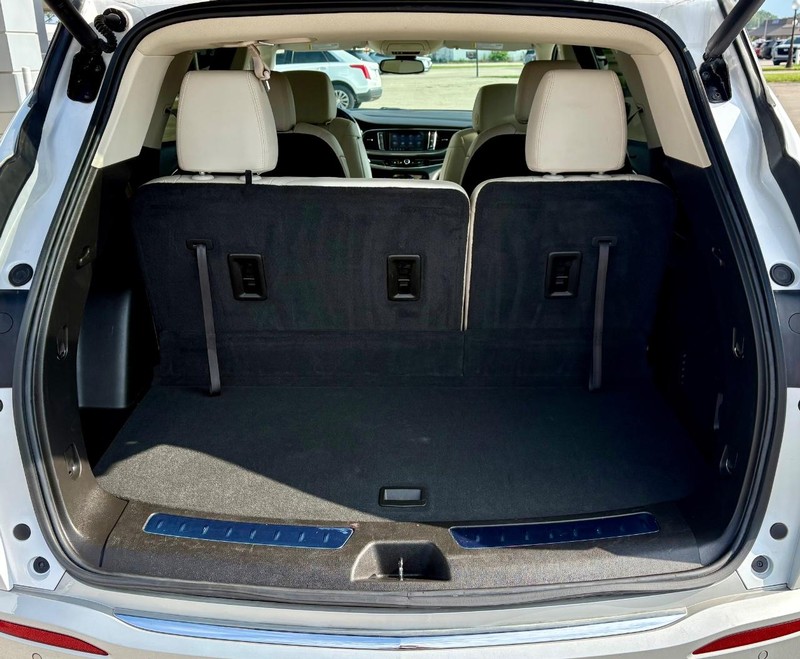 Buick Enclave Vehicle Full-screen Gallery Image 05