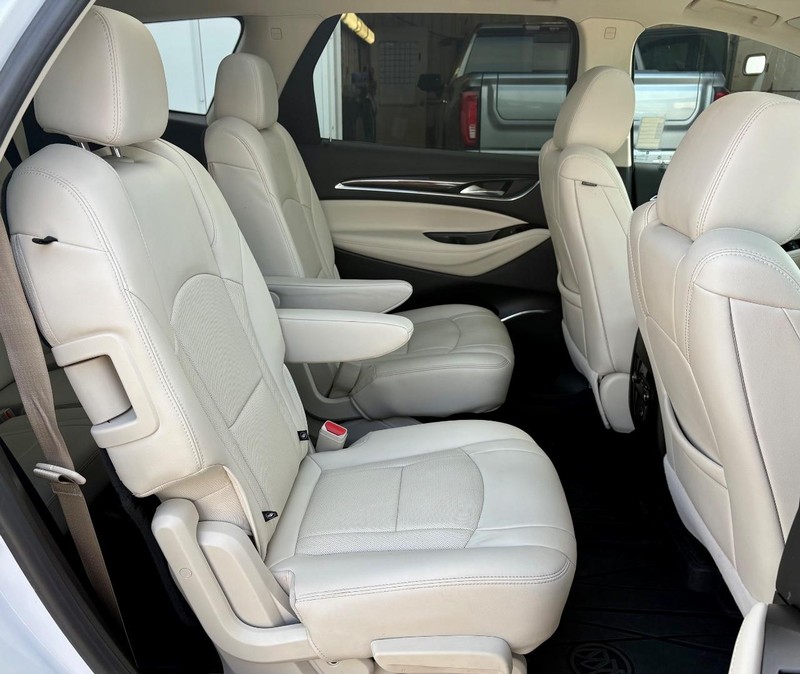 Buick Enclave Vehicle Full-screen Gallery Image 12