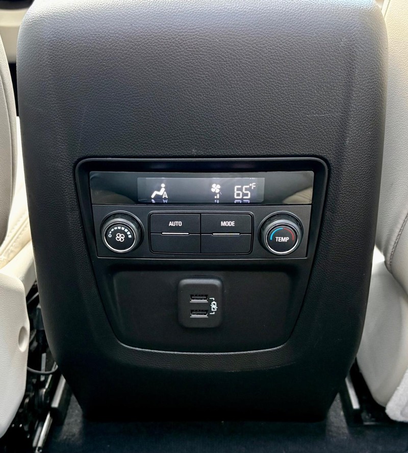 Buick Enclave Vehicle Full-screen Gallery Image 13