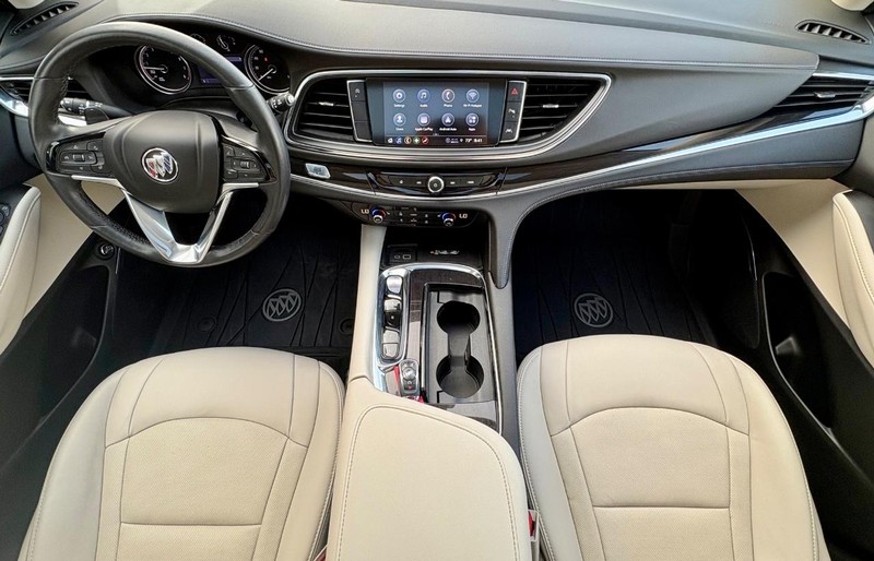 Buick Enclave Vehicle Full-screen Gallery Image 15