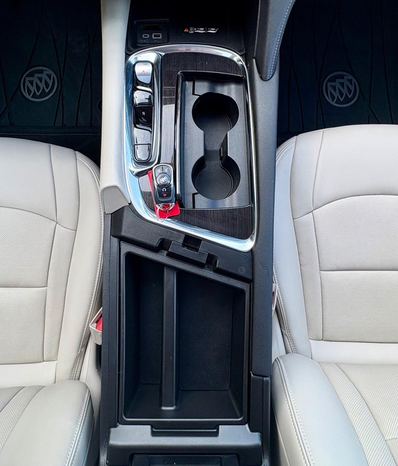 Buick Enclave Vehicle Full-screen Gallery Image 16