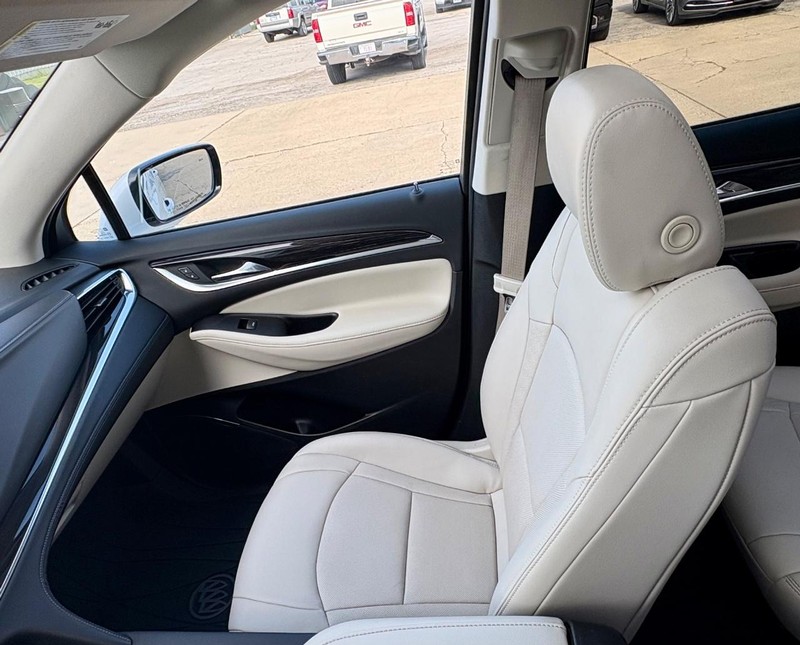 Buick Enclave Vehicle Full-screen Gallery Image 17