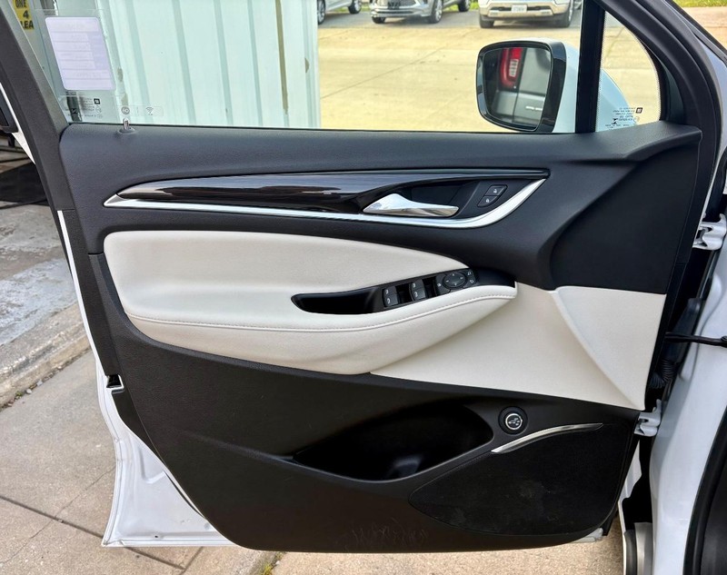 Buick Enclave Vehicle Full-screen Gallery Image 18