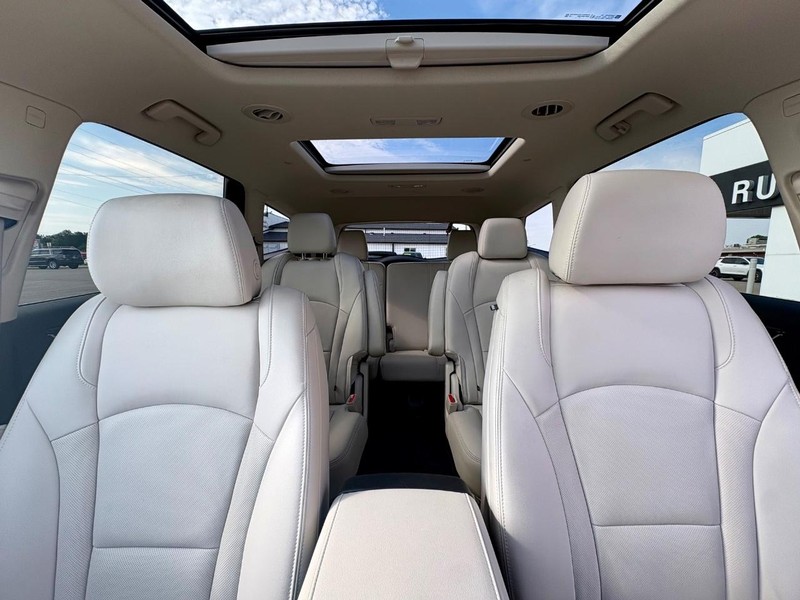 Buick Enclave Vehicle Full-screen Gallery Image 29