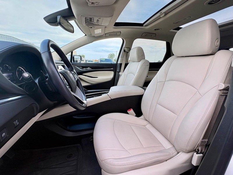 Buick Enclave Vehicle Full-screen Gallery Image 32