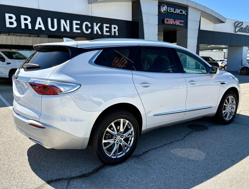 Buick Enclave Vehicle Full-screen Gallery Image 03