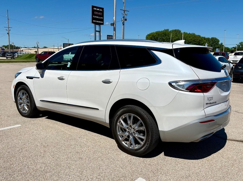 Buick Enclave Vehicle Full-screen Gallery Image 05