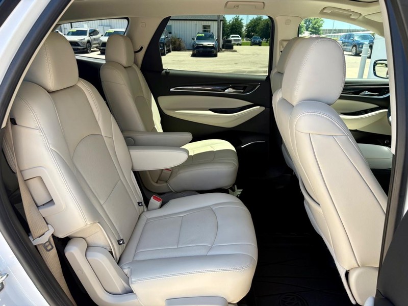 Buick Enclave Vehicle Full-screen Gallery Image 10