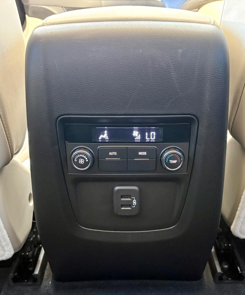 Buick Enclave Vehicle Full-screen Gallery Image 11