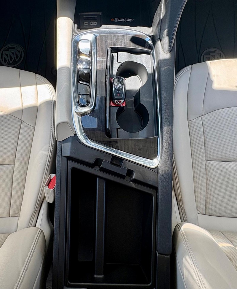 Buick Enclave Vehicle Full-screen Gallery Image 14
