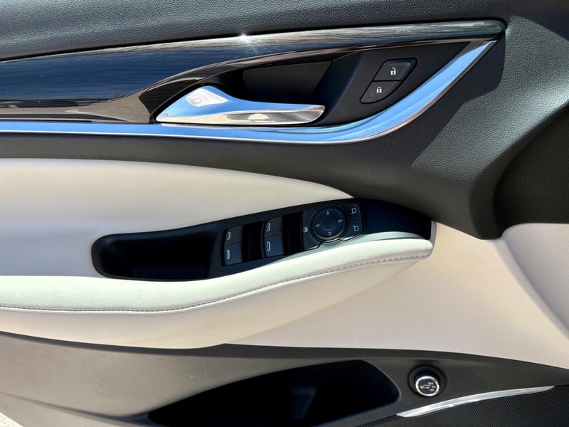 Buick Enclave Vehicle Full-screen Gallery Image 17