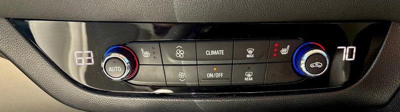 Buick Enclave Vehicle Full-screen Gallery Image 26