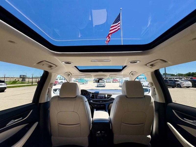 Buick Enclave Vehicle Full-screen Gallery Image 28