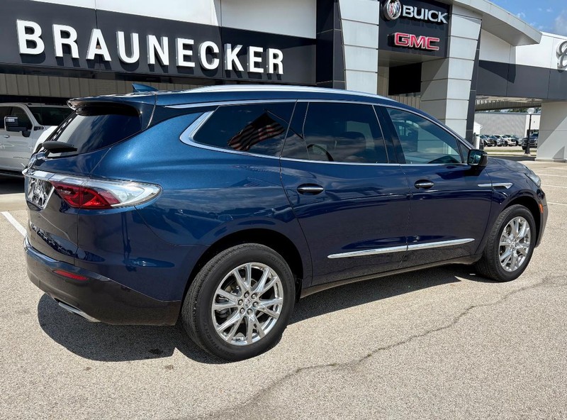 Buick Enclave Vehicle Full-screen Gallery Image 03