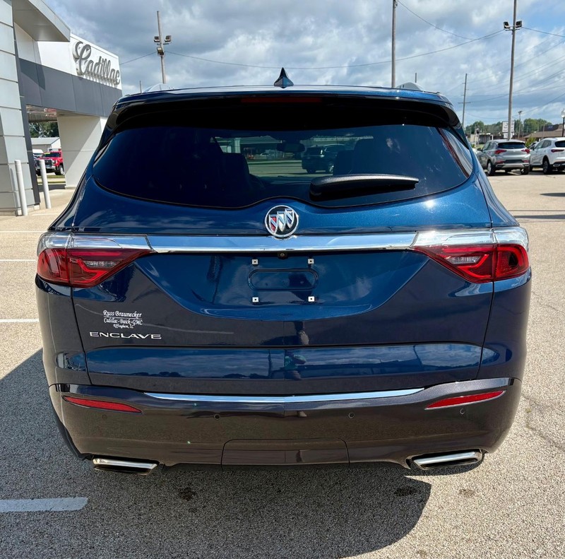 Buick Enclave Vehicle Full-screen Gallery Image 04