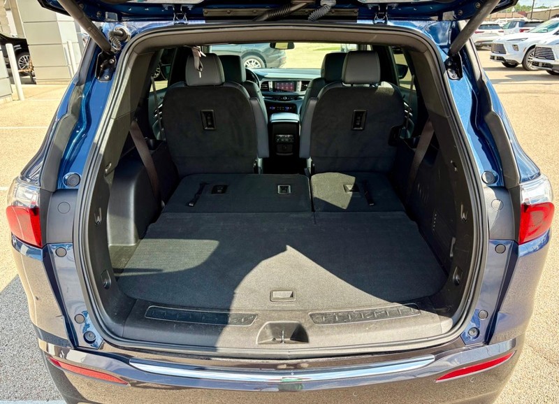 Buick Enclave Vehicle Full-screen Gallery Image 06
