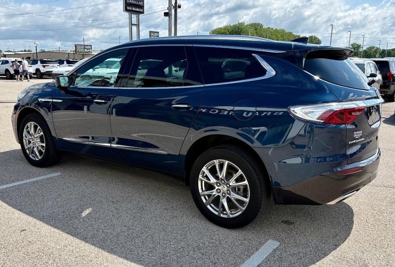 Buick Enclave Vehicle Full-screen Gallery Image 07