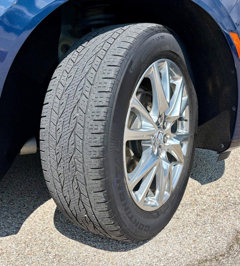 Buick Enclave Vehicle Full-screen Gallery Image 11