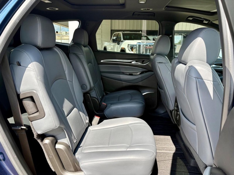 Buick Enclave Vehicle Full-screen Gallery Image 12