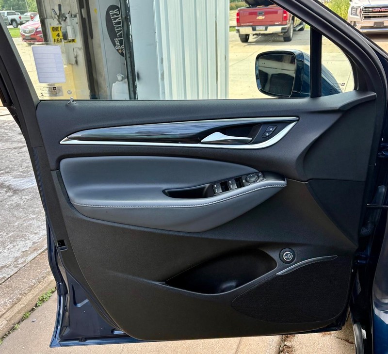 Buick Enclave Vehicle Full-screen Gallery Image 17
