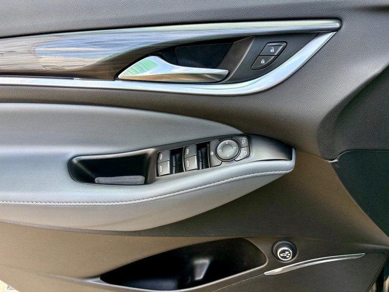 Buick Enclave Vehicle Full-screen Gallery Image 18