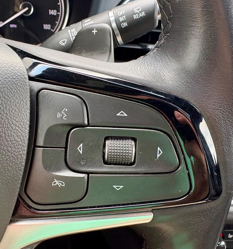 Buick Enclave Vehicle Full-screen Gallery Image 21