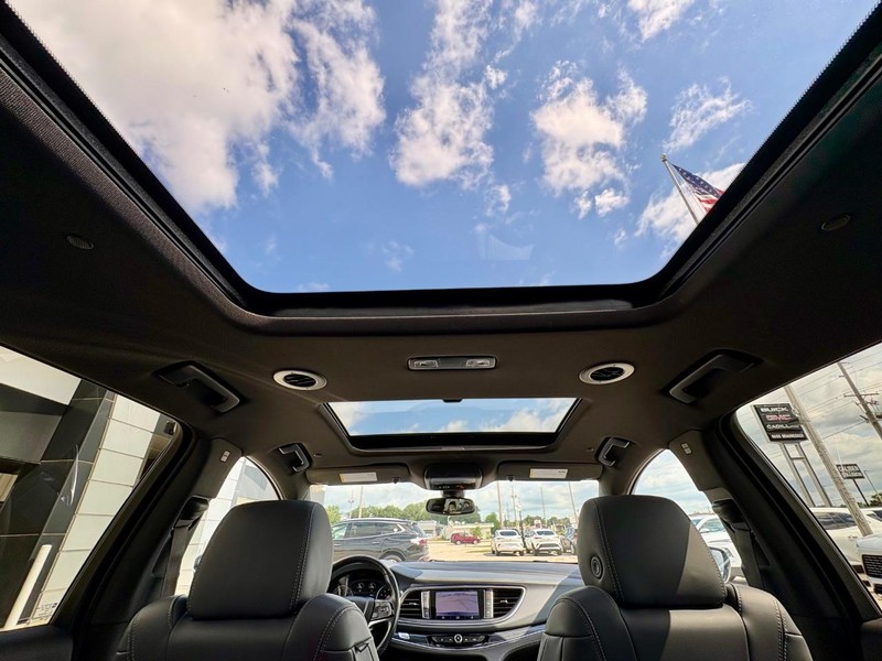 Buick Enclave Vehicle Full-screen Gallery Image 28