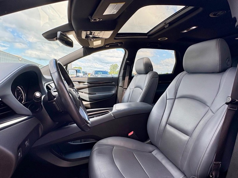 Buick Enclave Vehicle Full-screen Gallery Image 31