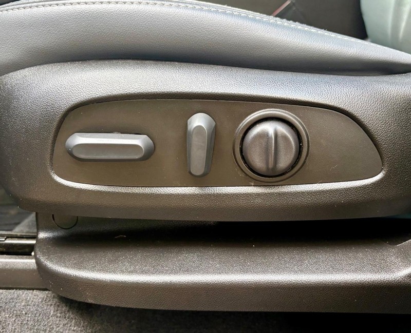 Buick Enclave Vehicle Full-screen Gallery Image 32