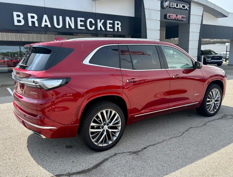 Buick Enclave Vehicle Full-screen Gallery Image 03