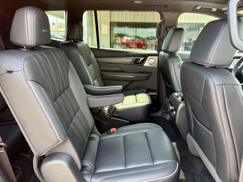 Buick Enclave Vehicle Full-screen Gallery Image 13