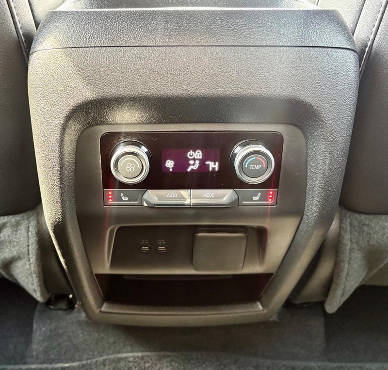 Buick Enclave Vehicle Full-screen Gallery Image 14