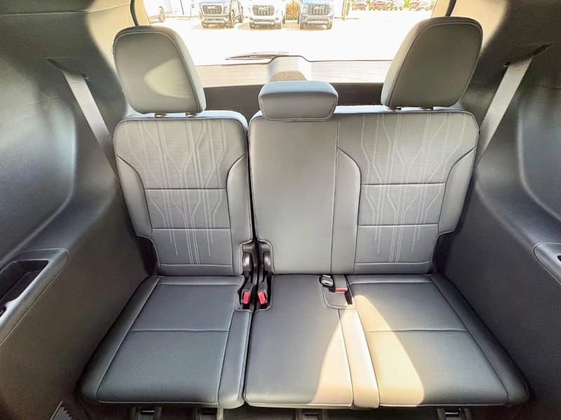 Buick Enclave Vehicle Full-screen Gallery Image 15