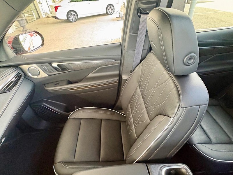 Buick Enclave Vehicle Full-screen Gallery Image 18
