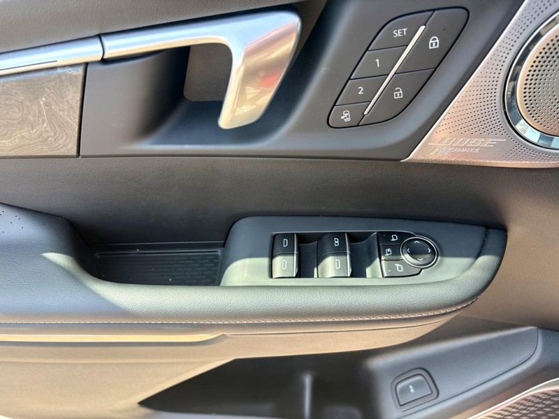 Buick Enclave Vehicle Full-screen Gallery Image 20